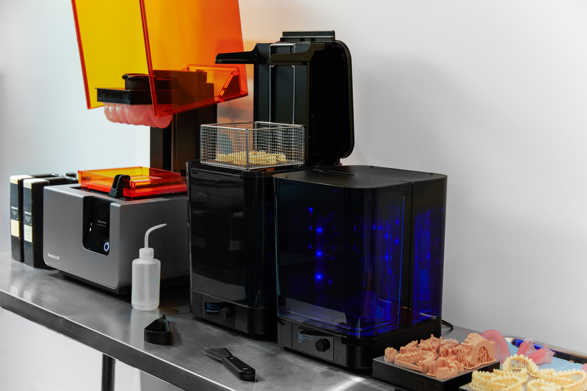 3D-tisk-smol_1/Optimized_For_Web_PNG-Formlabs_Dental-Wash-and-Cure